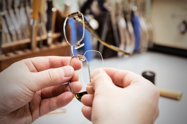 Brillenglas einsetzen