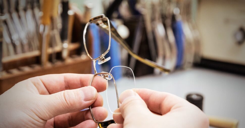 Brillenglas einsetzen