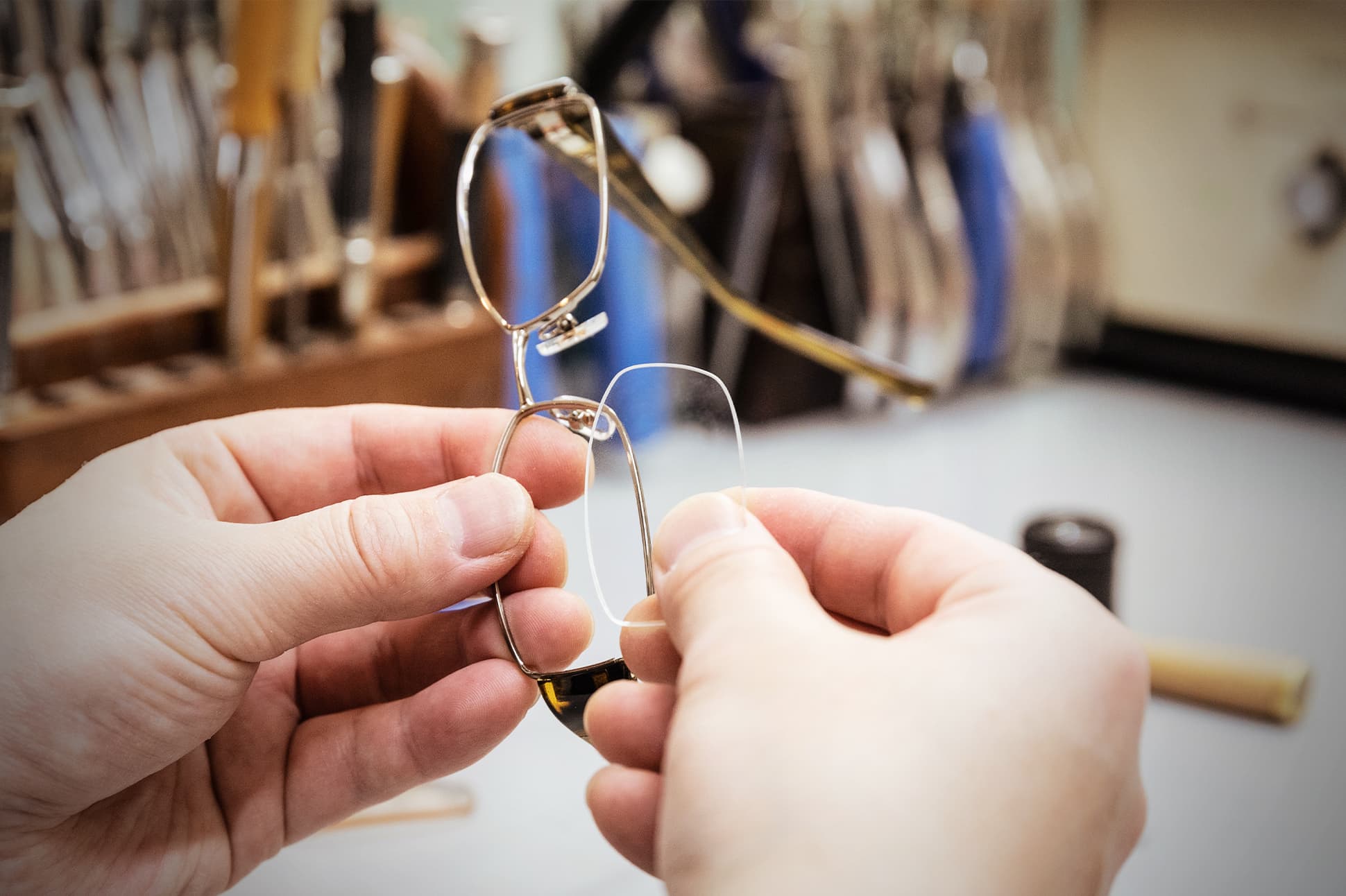 Brillenglas einsetzen