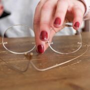 Glaslochfeile im Werkzeugkasten – randlose Brille