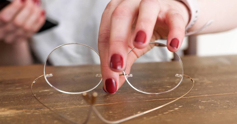 Glaslochfeile im Werkzeugkasten – randlose Brille