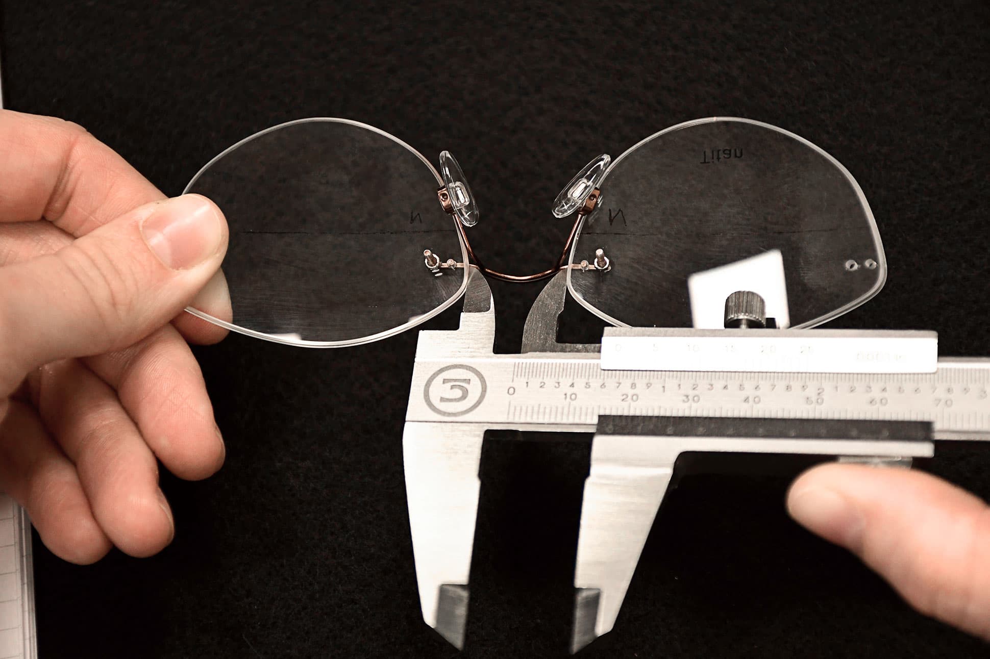 genaues Ausmessen mit dem Messschieber