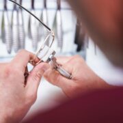 Die richtigen Zangen in der Augenoptik